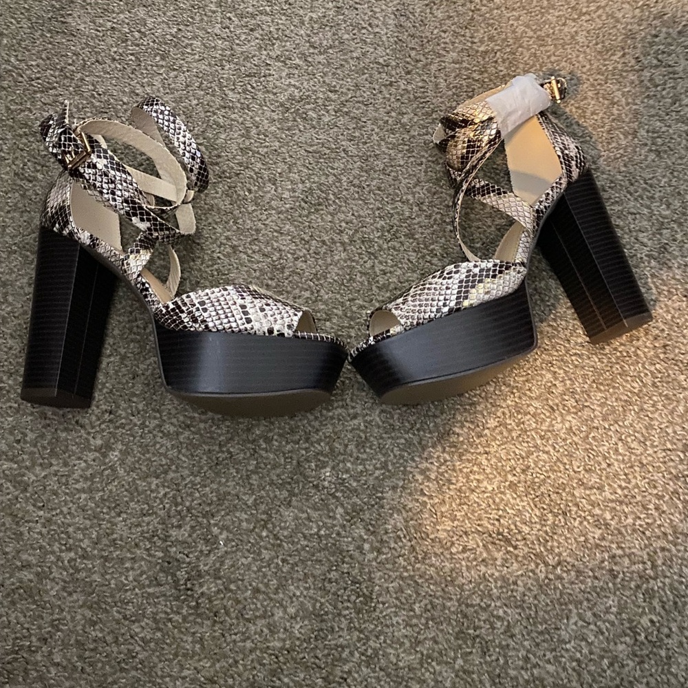 Snake Skin Platform Heels👠👡❤️❤️ - Picture 3 of 3